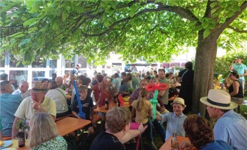 Bei den heißen Temperaturen suchten die Besucher die Plätze unter dem schattenspendenden Baum auf. Foto re