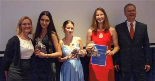 Bei der Ehrung im Rampenlicht: (von links) Geschäftsführerin Nicole Strasser, Angelina Schwab und Hanna Schramm aus der 11y, Milena Retzer aus der Klasse 13 und der stellvertretende Schulleiter Christian Coenen. Foto Füchtner