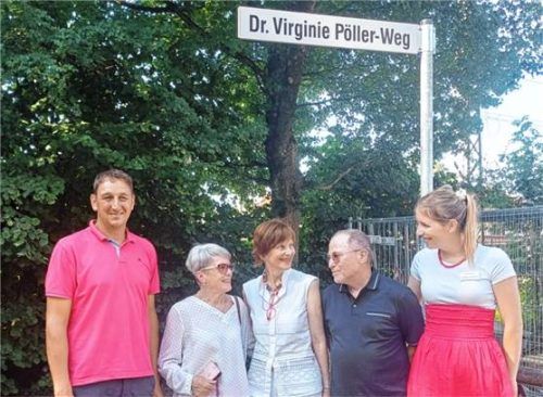 Bei der Einweihung des „Dr.-Virginie-Pöller-Wegs“: (von links) Übersees Bürgermeister Herbert Strauch, Monika von Freyberg, die Tochter von Dr. Pöller, Dr. Sabine Silva-Tarouca, Leiterin des Hausarztzentrums Übersee, Dr. Martin Metz und Luisa Silva-Tarouca, leitende medizinische Fachangestellte des Hausarztzentrums. Foto Giesen
