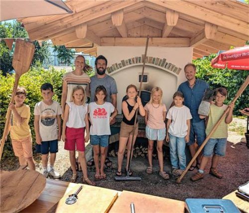 Bei der Einweihung des neuen Pizzaofens gab es viele strahlende Gesichter.Foto wimmer