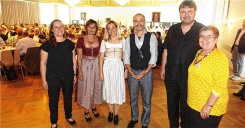 Bei der Feier im König-Ludwig-Saal: (von rechts) Luise Schoudock (Pfarrverband Rohrdorf), Tobias Gaiser (Pfarrverband Riedering), Werner Hofmann (Theaterseelsorger Rosenheim), Regina Haas und Luitgard Mittermayer (Seelsorgerinnen der Erzdiözese für pädagogische Fachkräfte mit Sitz in Traunstein) und Conny Gaiser (Pfarrverband Rohrdorf). Foto Hötzelsperger