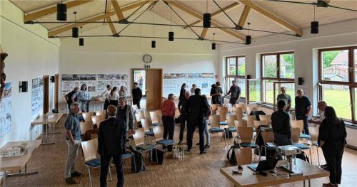 Bei der nichtöffentlichen Präsentation waren neben den Architektur-Studenten der TH Rosenheim die elfköpfige Jury bestehend aus Experten auch einige Gemeinderäte zugegen.Foto gemeinde Halfing