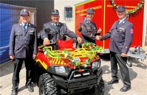 Bei der offiziellen Übergabe des Quads: (von links) Martin Hopps, stellvertretender Kommandant der Feuerwehr Bad Feilnbach, Kommandant Johannes Roth, Kreisbrandrat Richard Schrank und Spender Andreas Gandorfer.

Foto Kreisfeuerwehrverband Rosenheim