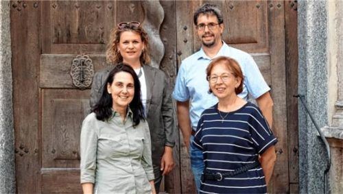 Bei der Präsentation in Attel: Kulturreferentin Anke Hellmann (hinten links), Holzbildhauer Mathias Schneider, Kreisheimatpflegerin Evelyn Pechinger-Theuerkauf (vorne links) und Barbara Bortenschlager. Foto Landratsamt Rosenheim