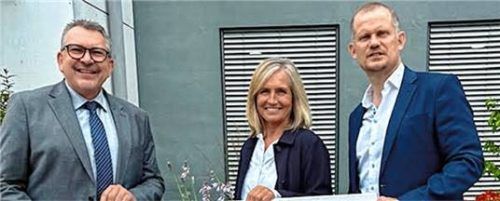 Bei der Spendenübergabe: Jörg Christoph, Bereichsleiter für Aus- und Weiterbildung NORMA, Dagmar Steiner, stellvertretende Schulleiterin und Raphale Bablick, Schulleiter (von links).