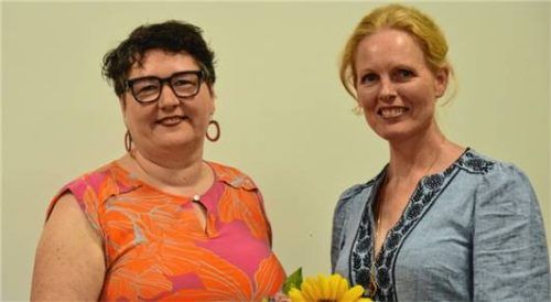 Bei der Verleihung des Pflegepreises: Sylvia Wendlinger (links) und Schirmherrin Elizabeth Herzogin in Bayern. Foto Deutsche Multiple Sklerose Gesellschaft