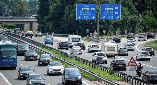 Bei Staus auf der A8 oder der A93 belastet der Ausweichverkehr die Anrainer-Gemeinden. Sie setzen sich für Abfahrtsverbote ein. Foto dpa