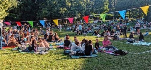 Bei strahlendem Sonnenschein lauschten die Besucher den Klängen der Musiker. Fotos re