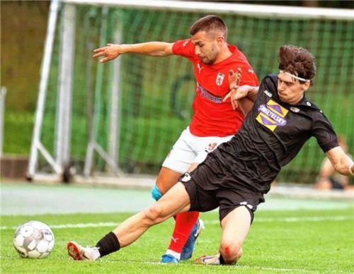 Beide Teams schenkten sich nichts. Hier grätscht Lennard Schweder Maximilian Biegel den Ball weg.Foto mb.presse
