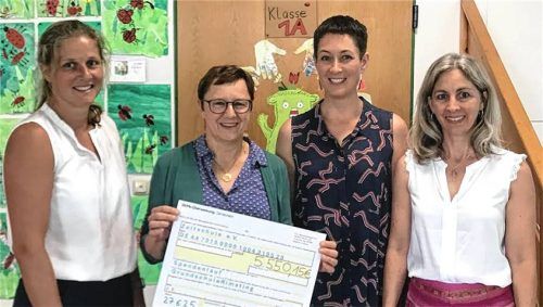 Beim Benefiz-Lauf für das Projekt „Zelt-Schule“ im Libanon kamen in der Rimstinger Grundschule rund 5500 Euro zusammen. Bei der Scheckübergabe an Katharina Steindl-müller (Zweite von links) freuten sich Katrin Stadler, Stefanie Schönleben und Schulleiterin Julia Scharpf. 175 Kinder hatten insgesamt 1091 Kilometer zurückgelegt. Foto  Dachs