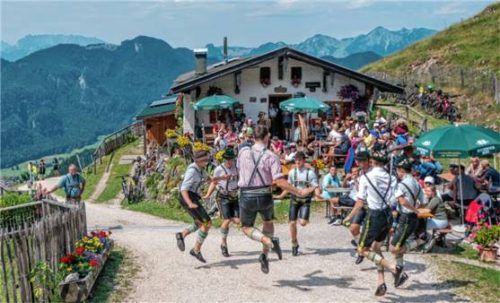 Beim Chiemgau-Alm-Festival spielten die „Hascht dawei Musi“ und die „Hausbank Musi“ auf der Oberwössner Rechenbergalm auf. Im Vordergrund platteln die Aktiven des Unterwössner Trachtenvereins „D‘ Achentaler“.Foto  Flug