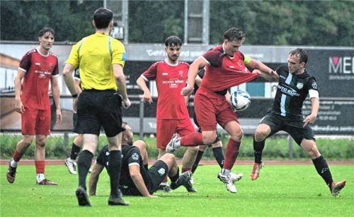 Beim Duell zwischen dem Aufsteiger SB Rosenheim und dem TSV Zorneding wurde mit allen Mitteln gekämpft.Foto Franz Ruprecht