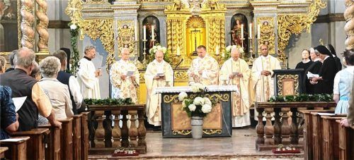 Beim Festgottesdienst im Inseldom. Abt Johannes Perkmann (am Altar) hielt die Predigt.Fotos  Hötzelsperger