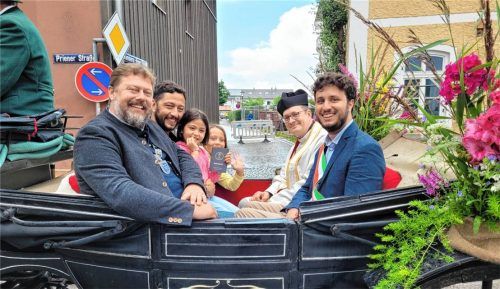 Beim Festzug in der Festkutsche: (von links) Bürgermeister Christoph Kraus, Luca Casarini, Zweiter Bürgermeister der Partnergemeinde Pianoro, mit seinen Kindern, Pfarrer Andreas Przybylski und Pianoros Bürgermeister Luca Vecchiettini. Foto Touristinfo Eggstätt