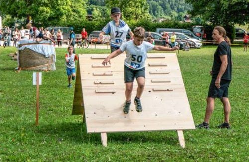 Beim Kinder-Crosslauf mussten auch Hindernisse überwunden werden. Foto flug