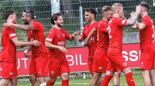 Beim letzten Heimspiel der vergangenen Saison gegen Hankofen-Hailing durften die Buchbacher Tobias Stoßberger, Kevin Hingerl, Tobias Heiland, Samed Bahar, Tobias Sztaf, Benedikt Orth und Albano Gashi (von links) gleich fünf Treffer bejubeln. Foto Michael Buchholz
