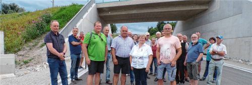 Beim Ortstermin an der Baustelle: (vorne, von links) Tom Ziller, zuständig für die Überwachung der Bauarbeiten seitens der Bundesbahn, Bürgermeister Stefan Adam, Kreisrat Christian Rinser, Elisabeth Grabmayer, Vorsitzende des CSU-Ortsverbandes und Initiatorin der Baustellenbesichtigung, sowie Alexander Zett, Bau- und Projektleiter des Straßenbauamts Rosenheim.Foto Sollinger