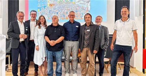 Beim Sommerempfang in Neubeuern: (von links) Klaus Stöttner (Präsident des Hochschulrats der TH Rosenheim), Neubeuerns Bürgermeister Christoph Schneider, Professorin Nicole Strübbe (Vizepräsidentin der TH Rosenheim), Holger Jarrath (ROSIK-Vorsitzender), Manfred Scholz (Geschäftsführer der Orca Software GmbH), Professor Reiner Hüttl (Dekan Informatik, TH Rosenheim), Professor Roland Feindor (Ehrenvorsitzender ROSIK) sowie Alexander Dalzio (Geschäftsführer ROSIK).Foto re