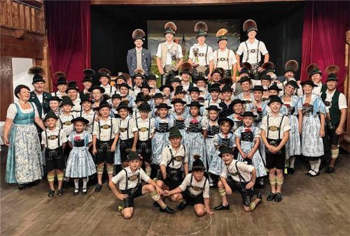 Beim traditionellen Vereinspreisplatteln und Dirndldrahn in Übersee traten zahlreiche Trachtler verschiedener Altersgruppen an. Foto  Trachtenverein Feldwies