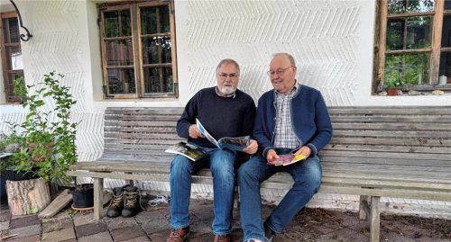 Besprechung auf der „Gred“: Kreisheimatpfleger Dr. Reinhard Baumgartner (links) und sein Stellvertreter ReinhardAlbert bei der letzten Abstimmung zum großen Konzert am Samstagabend. Foto Gerd Kreibich