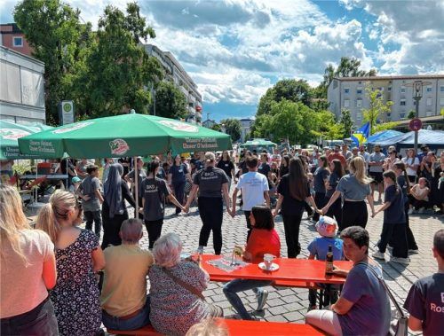 Beste Stimmung bei Klein und Groß unter weiß-blauem Himmel beim Stadtteilfest im Rosenheimer Norden. Fotos re