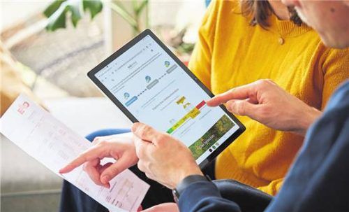 Besteht Handlungsbedarf? Wer eine sehr hohe Betriebskostenabrechnung hat, kann diese mithilfe von Online-Tools genauer unter die Lupe nehmen. Foto Marc Beckmann/co2online/dpa
