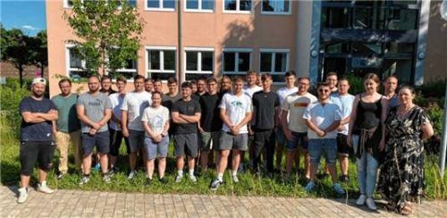 Bildungsmanagerin Astrid Matejka-De Jonghe und die Teilnehmer des Kurses in Mühldorf.