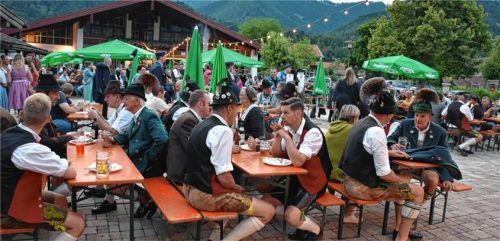 Bis spät in die Nacht saßen die Besucher auf dem Dorfplatz beim Feuerwehrfest. Foto  Wunderlich