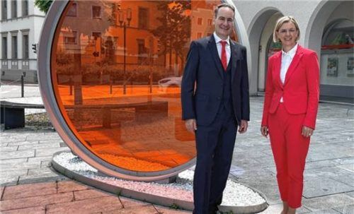 Blicken zufrieden auf das Geschäftsjahr 2024 zurück: Sparkassen-Vorstandsvorsitzender Markus Putz und Vorstandsmitglied Alexandra Schuhbauer. Foto Latta