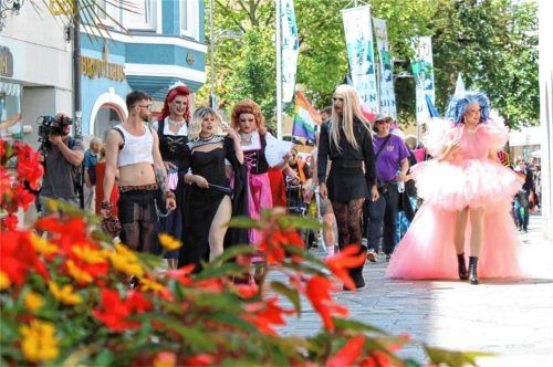 Blickfang mit Botschaft: Dragqueens in ihren schrillen Outfits hatten das „Gschau“. Fotos Hobmaier