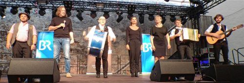 Boten einen höchst unterhaltsamen Abend: (von links) Tom, Roland Hefter, Jürgen Kierner, Marion Schieder, Bianca Bachmann, Bernhard Gruber und Bernhard Filser. Foto rath