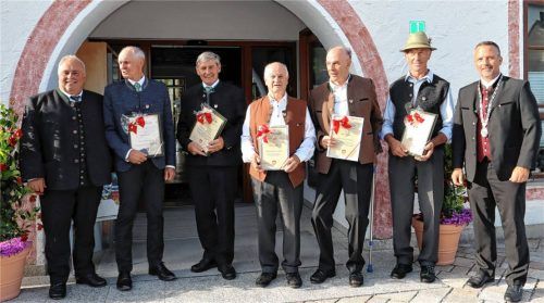 Bürgermeister Max Singer (rechts) und Stellvertreter Josef Rauscher (links) sind stolz auf die frisch ausgezeichneten Ehrenzeichenträger (von links, mit Urkunden), Georg Karosser, Lorenz Müllauer, Hans Grimm, Sepp Schlemer und Johann Mayer. Foto strim