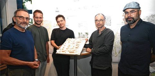 Bürgermeister Olaf Kalsperger, Konstantin Niggelmann, Tobias Pretscher, Andreas Rockinger und Helmut Neumann (von links) zeigen das Modell.Foto Ruprecht