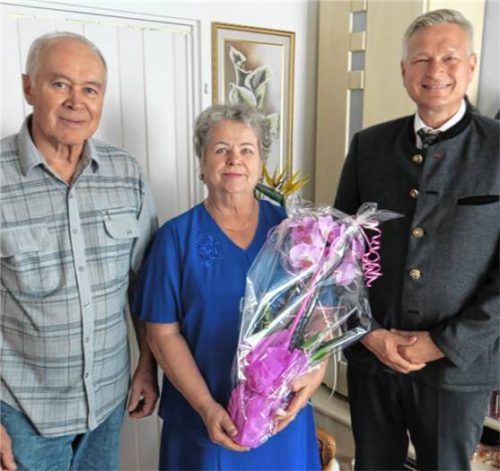 Bürgermeister Richard Richter (rechts) gratulierte Alexander und Ljubow Hordt zu ihrer diamantenen Hochzeit. Foto baumann