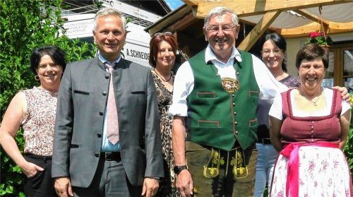 Bürgermeister Richard Richter (vorne, links) gratulierte dem Goldpaar Leonhard und Rosa-Maria Tremmel, „eingerahmt“ von den Töchtern (hinten, von links) Angelika, Daniela und Ingrid. Foto baumann