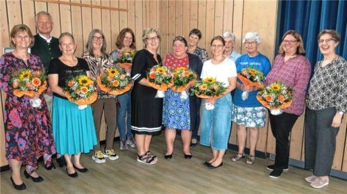 Bürgermeister Richard Richter (Zweiter von links) und Rektorin Annabella Quiram (rechts) ehrten die früheren Leiterinnen und langjährige Mitarbeiterinnen. Fotos baumann