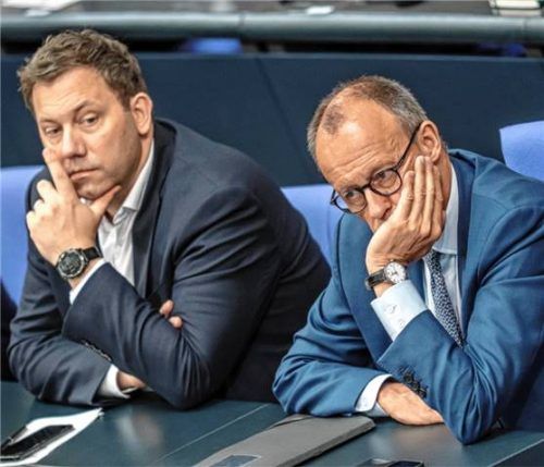 Bundeskanzler Friedrich Merz (CDU, rechts) neben Bundesfinanzminister Lars Klingbeil (SPD) im Bundestag. Foto dpa