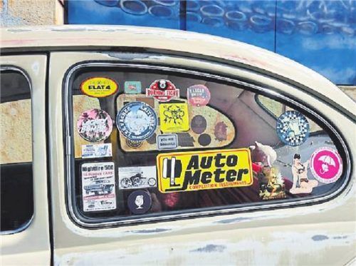 Bunte Stickersammlung: Die hintere Seitenscheibe darf am Auto nach Belieben mit Aufklebern verziert werden. Foto Imago