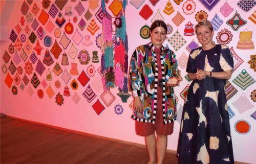 Charlotte Maria Kätzl (links) und Dr. Olena Balun vor der portugiesisch-maurisch anmutenden Topflappenanordnung – so können Alltagshelfer zu Kunst werden.Fotos friedrich