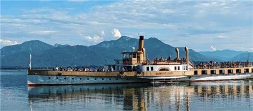 Chiem-ing heißt „Ort bei den Leuten des Chiemo“. Das alte „Chiem-in(g)-saeo“ heißt dann punktgenau: „Der See am Ort bei den Leuten des Chiemo“. Beim Namen Chiemsee entfällt der mittlere Teil (-ing) und so ist dieser daher eine sogenannte „Klammerform“.Foto höfer