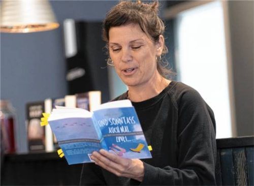 Christine Heimannsberg liest aus ihrem Buch „Und sonntags auch mal zwei“.Foto  Grill