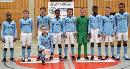 Cole Palmer war schon 2013 beim U12-Hallenmasters in Traunreut eine Ausnahmeerscheinung, zumal er als einziger ManCity-Spieler kniend posierte.Foto privat