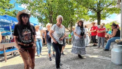 Country-Stimmung im Biergarten: Ronny Nash und seine White Line Casanovas hatten ihre Line Dancer mit dabei. Foto Stiftung Attl