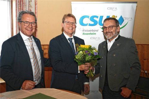 CSU-Kreisvorsitzender Klaus Stöttner (links) und Bürgermeister Olaf Kalsperger (rechts) gratulieren Michael Linnerer zur Nominierung.Foto Ruprecht