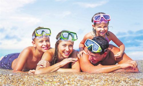Da freuen sich Papa und Mama: In diesen Sommerferien wird kräftig gespart, denn es gibt noch viele freie Ferienhäuser (l. o.) – und tolle Angebote für einen unvergesslichen Strandurlaub (gr. F.). Fotos smarterpix/billiondigital, FERIENHAUSMIETE.DE/ISTOCK, IMAGO/ROBERT HARDING
