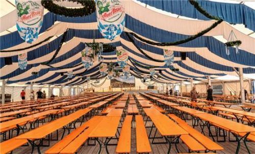 Da steht das Zelt und wartet auf seine Gäste bei den großen „Brannenburger Festwochen“, bei denen in der ersten Woche allein 5000 Trachtler aus dem ganzen Gau erwartet werden.Foto Thomae