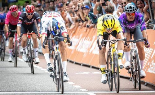 Danny van Poppel (weißes Trikot) überquerte die Ziellinie hauchdünn vor Olav Kooij (gelbes Trikot) und Dyllan Groenewegen.Foto IMAGO/ANP