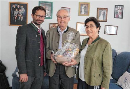 Das Ehepaar Michael und Johanna Weber mit Bürgermeister Johannes Zistl (links). Foto merk