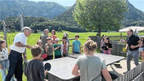 Das erste Match auf der neuen Tischtennisplatte im Inzeller Pausenhof absolvierten Hans Pauli, Vorsitzender der Kolpingsfamilie Inzell St. Michael (links), und Inzells Bürgermeister Michael Lorenz.Foto  Wegscheider