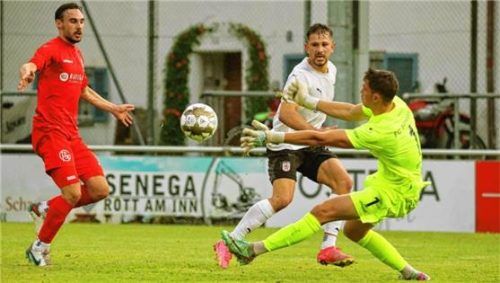 Das hätte das 2:0 sein können: Wasserburgs Robin Ungerath (Mitte) scheitert am Torwart.Foto mb.presse – Butzhammer